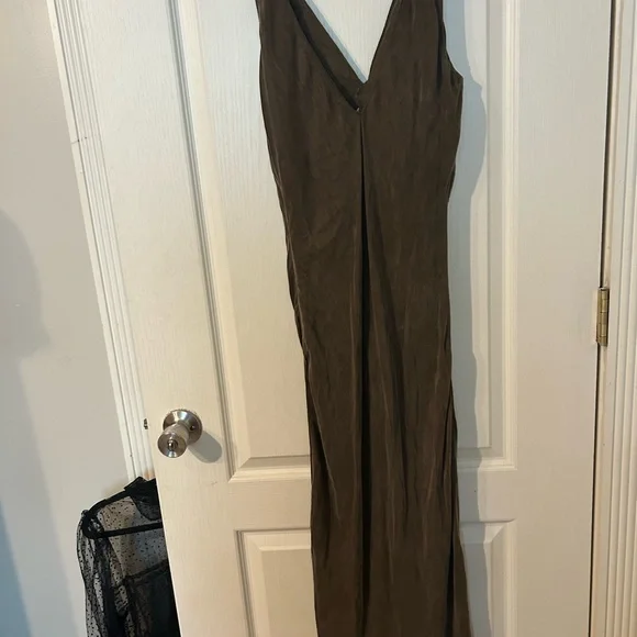 Crescent NWT Chocolate Brown Ruched V Neck Midi Dress. Medium - Picture 5 of 8